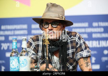 200221 -- BERLIN, 21. Februar 2020 -- der Schauspieler Johnny Depp von Film Minamata nimmt an einer Pressekonferenz während des 70. Internationalen Filmfestivals in Berlin, Hauptstadt Deutschlands, am 21. Februar 2020 Teil. DEUTSCHLAND-BERLIN-BERLINALE 2020-MINAMATA ShanxYuqi PUBLICATIONxNOTxINxCHN Stockfoto