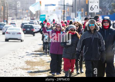 200221 -- MISSISSAUGA CANADA, 21. Februar 2020 -- Lehrer an öffentlichen Schulen nehmen am 21. Februar 2020 an einer Demonstration in Mississauga, Ontario, Kanada, Teil. Die großen Lehrergewerkschaften in der kanadischen Provinz Ontario streikten am Freitag und ließen mehr als 2 Millionen Schulkinder aus dem Unterricht. Foto von /Xinhua CANADA-ONTARIO-MISSISSAUGA-TEACHERS-STRIKE ZouxZheng PUBLICATIONxNOTxINxCHN Stockfoto