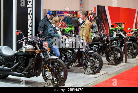 200221 -- TORONTO, 21. Februar 2020 -- Eine Frau reitet auf einem Kawasaki-Motorrad während der Toronto Motorcycle Show 2020 in Toronto, Kanada, am 21. Februar 2020. Die jährliche dreitägige Show hat hier am Freitag ihren Auftakt gegeben, um Enthusiasten die Gelegenheit zu geben, die neuen Motorradmodelle und eine breite Palette an Funktionen des Motorrad-Lifestyles in die Hand zu nehmen. Foto von /Xinhua CANADA-TORONTO-MOTORRAD-SHOW ZouxZheng PUBLICATIONxNOTxINxCHN Stockfoto