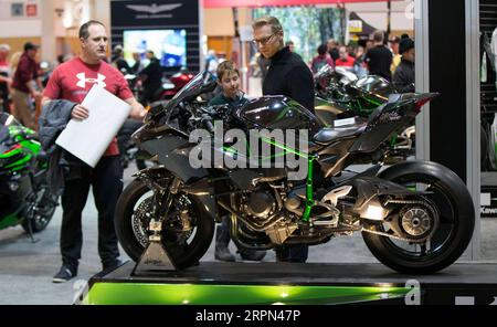 200221 -- TORONTO, 21. Februar 2020 -- die Leute sehen ein Kawasaki Ninja H2R Motorrad während der Toronto Motorcycle Show 2020 in Toronto, Kanada, am 21. Februar 2020. Die jährliche dreitägige Show hat hier am Freitag ihren Auftakt gegeben, um Enthusiasten die Gelegenheit zu geben, die neuen Motorradmodelle und eine breite Palette an Funktionen des Motorrad-Lifestyles in die Hand zu nehmen. Foto von /Xinhua CANADA-TORONTO-MOTORRAD-SHOW ZouxZheng PUBLICATIONxNOTxINxCHN Stockfoto