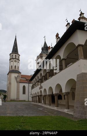 Altes Rathaus von Levoca mit dem Turm der Jakobsbasilika im Hintergrund, Levoca, UNESCO-Weltkulturerbe, Slowakei Stockfoto