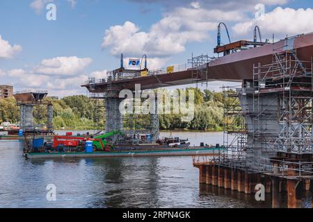 Baustelle einer Fußgängerbrücke und einer Fahrradbrücke über die Weichsel in Warschau, die Powisle und die Altstadt von Praga, Polen, verbindet Stockfoto