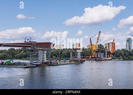 Baustelle einer Fußgängerbrücke und einer Fahrradbrücke über die Weichsel in Warschau, die Powisle und die Altstadt von Praga, Polen, verbindet Stockfoto