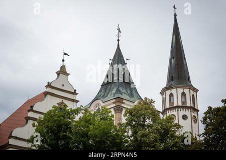 Türme des Rathauses und der Jakobsbasilika im Hintergrund, Levoca, UNESCO-Weltkulturerbe, Slowakei Stockfoto