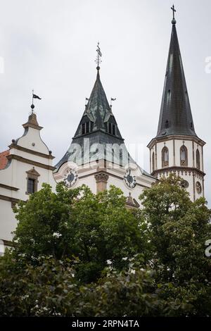 Türme des Rathauses und der Jakobsbasilika im Hintergrund, Levoca, UNESCO-Weltkulturerbe, Slowakei Stockfoto