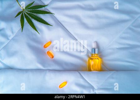 CBD-Öl, eine Cannabinoid-Schlaftablette zur Verbesserung von Schlaf und Ruhe. Stockfoto