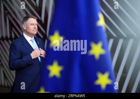 200222 -- BRÜSSEL, 22. Februar 2020 -- der rumänische Präsident Klaus Iohannis kommt am 21. Februar 2020 zur zweiten Tagssitzung einer Sondertagung des Europäischen Rates am EU-Sitz in Brüssel, Belgien, an. Die zweitägige Sondertagung des Europäischen Rates, auf der die Festlegung des nächsten sieben-Jahres-Haushaltsplans gefordert wurde, endete am Freitagabend in einer Sackgasse, nachdem 27 Mitgliedstaaten keine gemeinsame Grundlage gefunden hatten. BELGIEN-BRÜSSEL-EU-SONDERTAGUNG-BUDGET-SACKGASSE ZHANGXCHENG PUBLICATIONXNOTXINXCHN Stockfoto