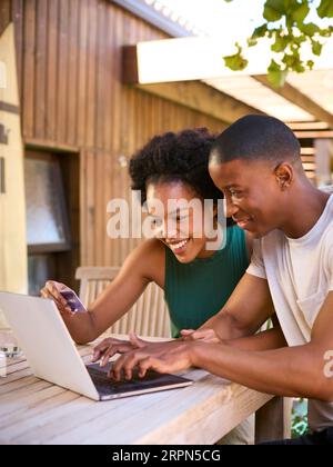 Begeisterte Paare Mit Kreditkarte Mit Laptop Zu Hause, Um Urlaub Zu Buchen Oder Online Einzukaufen Stockfoto