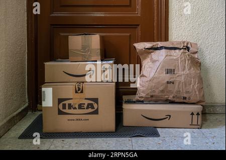 Madrid, Spanien. 29. August 2023. Online-Einkäufe bei den Einzelhandelsunternehmen Amazon und Ikea, da Kartons vor der Tür eines Kunden zu sehen sind. Quelle: SOPA Images Limited/Alamy Live News Stockfoto