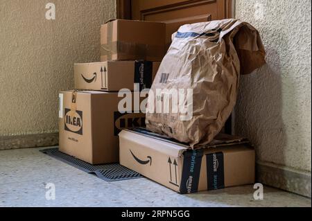 Madrid, Spanien. 29. August 2023. Online-Einkäufe bei den Einzelhandelsunternehmen Amazon und Ikea, da Kartons vor der Tür eines Kunden zu sehen sind. Quelle: SOPA Images Limited/Alamy Live News Stockfoto