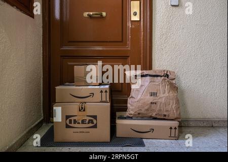 Madrid, Spanien. 29. August 2023. Online-Einkäufe bei den Einzelhandelsunternehmen Amazon und Ikea, da Kartons vor der Tür eines Kunden zu sehen sind. Quelle: SOPA Images Limited/Alamy Live News Stockfoto