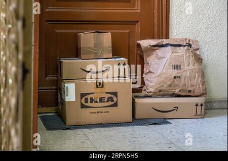 Madrid, Spanien. 29. August 2023. Online-Einkäufe bei den Einzelhandelsunternehmen Amazon und Ikea, da Kartons vor der Tür eines Kunden zu sehen sind. Quelle: SOPA Images Limited/Alamy Live News Stockfoto