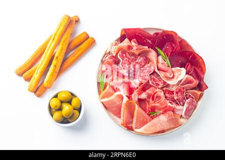 Wurstbrett. Antipasti-Vorspeisen aus Fleischplatte mit Salami, Prosciutto Crudo oder Jamon und Oliven Stockfoto