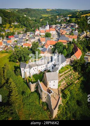 Die Burg Lauenstein entstand aus einer Burg mit einem Kern aus dem 13. Jahrhundert im Lauensteiner Stadtteil Altenberg in der Saechsischen Stockfoto