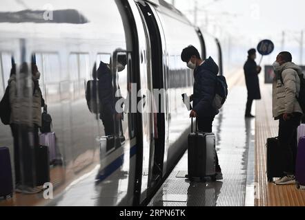 200224 -- XI AN, 24. Februar 2020 -- Arbeiter, die in die ostchinesische Provinz Zhejiang fahren, steigen in einen Sonderzug in Xi an, Provinz Shaanxi im Nordwesten Chinas, 24. Februar 2020. Der Spezialzug, der 399 Arbeiter von Shaanxi zurück zur Arbeit in Zhejiang brachte, verließ Xi an am Montag. CHINA-XI AN-SPECIAL TRAIN-RETURN TO WORK CN ZHANGXBOWEN PUBLICATIONXNOTXINXCHN Stockfoto