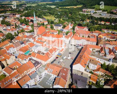 Blick aus der Vogelperspektive auf das Stadtzentrum von Loebau. Loebau ist eine große Kreisstadt im Landkreis Goerlitz in der Oberlausitz in Sachsen Stockfoto