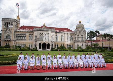 Bangkok, Thailand. September 2023. Die neuen Kabinettsmitglieder posieren für ein Gruppenfotoshooting im Regierungsgebäude in Bangkok. Thailands König Maha Vajiralongkorn hat die neue thailändische Koalitionsregierung unter der Führung von Srettha Thavisin von der Phue Thai-Partei offiziell unterstützt. Quelle: SOPA Images Limited/Alamy Live News Stockfoto