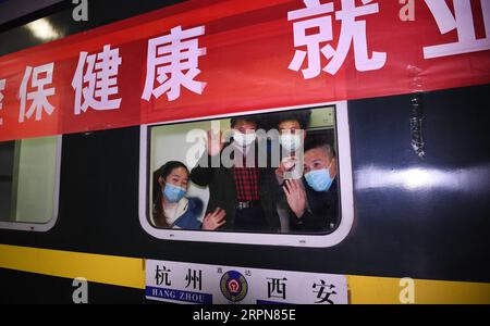 200224 -- XI AN, 24. Februar 2020 -- Wanderarbeiter aus Luonan County verabschieden sich, nachdem sie einen Sonderzug nach Hangzhou am Xi an Bahnhof in Xi an, Provinz Shaanxi im Nordwesten Chinas, am 24. Februar 2020, bestiegen haben. Insgesamt 951 Wanderarbeiter aus dem Luonan County nahmen am Montag den Sonderzug, um ihre Arbeit im Yangtze-Delta wieder aufzunehmen. CHINA-XI AN-SPECIAL TRAIN-MIGRANT WORKERS CN TAOXMING PUBLICATIONXNOTXINXCHN Stockfoto