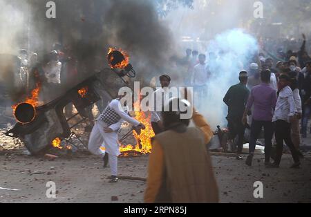 200224 -- NEW DELHI, 24. Februar 2020 -- Demonstranten zündeten Fahrzeuge während eines Protestes gegen das umstrittene neue Staatsbürgerschaftsgesetz in New Delhi, Indien, am 24. Februar 2020 an. Ein Polizist wurde am Montag bei gewaltsamen Auseinandersetzungen über das umstrittene Staatsbürgerschaftsgesetz in der indischen Hauptstadt Delhi getötet, sagte die Polizei. INDIEN-NEU-DELHI-GEWALTTÄTIGE ZUSAMMENSTÖSSE Str PUBLICATIONxNOTxINxCHN Stockfoto