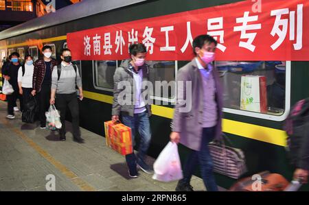 200224 -- XI AN, 24. Februar 2020 -- Wanderarbeiter aus Luonan County steigen in einen Sonderzug nach Hangzhou am Xi an Bahnhof in Xi an, Provinz Shaanxi im Nordwesten Chinas, 24. Februar 2020. Insgesamt 951 Wanderarbeiter aus dem Luonan County nahmen am Montag den Sonderzug, um ihre Arbeit im Yangtze-Delta wieder aufzunehmen. CHINA-XI AN-SPECIAL TRAIN-MIGRANT WORKERS CN TAOXMING PUBLICATIONXNOTXINXCHN Stockfoto