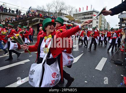 200224 -- KÖLN DEUTSCHLAND, 24. Februar 2020 -- Feiernde nehmen am Rosenmontagskarneval am 24. Februar 2020 in Köln Teil. DEUTSCHLAND-KÖLN-KARNEVAL-ROSE MONTAG PARADE LUXYANG PUBLICATIONXNOTXINXCHN Stockfoto