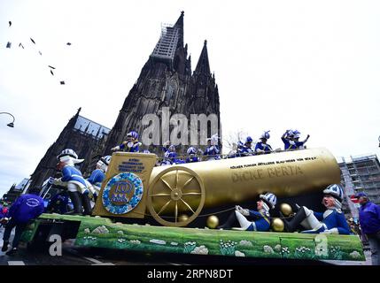 200224 -- KÖLN DEUTSCHLAND, 24. Februar 2020 -- Ein Festwagen wird während der Rosenmontagsparade in Köln am 24. Februar 2020 gesehen. DEUTSCHLAND-KÖLN-KARNEVAL-ROSE MONTAG PARADE LUXYANG PUBLICATIONXNOTXINXCHN Stockfoto