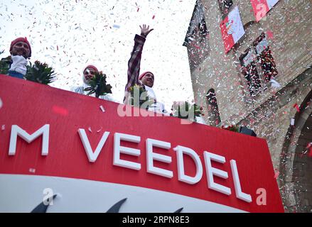 200224 -- KÖLN DEUTSCHLAND, 24. Februar 2020 -- Feiernde nehmen am Rosenmontagskarneval am 24. Februar 2020 in Köln Teil. DEUTSCHLAND-KÖLN-KARNEVAL-ROSE MONTAG PARADE LUXYANG PUBLICATIONXNOTXINXCHN Stockfoto