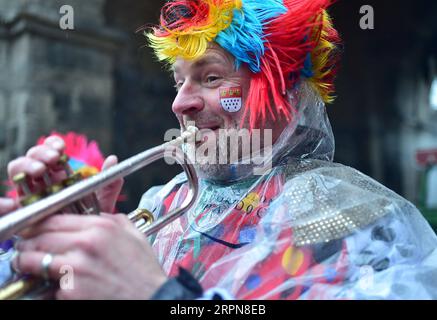 200224 -- KÖLN DEUTSCHLAND, 24. Februar 2020 -- Ein Feigling nimmt am Rosenmontagskarneval am 24. Februar 2020 in Köln Teil. DEUTSCHLAND-KÖLN-KARNEVAL-ROSE MONTAG PARADE LUXYANG PUBLICATIONXNOTXINXCHN Stockfoto