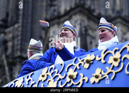 200224 -- KÖLN DEUTSCHLAND, 24. Februar 2020 -- Feiernde nehmen am Rosenmontagskarneval am 24. Februar 2020 in Köln Teil. DEUTSCHLAND-KÖLN-KARNEVAL-ROSE MONTAG PARADE LUXYANG PUBLICATIONXNOTXINXCHN Stockfoto