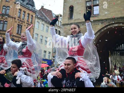 200224 -- KÖLN DEUTSCHLAND, 24. Februar 2020 -- Feiernde nehmen am Rosenmontagskarneval am 24. Februar 2020 in Köln Teil. DEUTSCHLAND-KÖLN-KARNEVAL-ROSE MONTAG PARADE LUXYANG PUBLICATIONXNOTXINXCHN Stockfoto