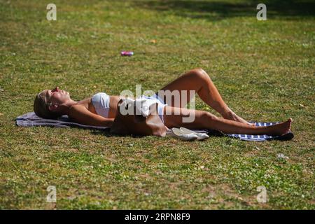 London UK. 5. September 2023 Eine Frau sonnt sich im Saint James Park an einem heißen heißen heißen Tag. Das Met Office prognostiziert eine Hitzewelle mit hohen Temperaturen von 30 °C für die Woche, da eine iberische Wolke über einem Großteil der UK Credit amer ghazzal/Alamy Live News zu spüren sein wird Stockfoto