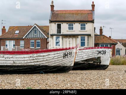 Das verlassene und beschädigte Fishihg-Boot verrottet am Kiesstrand von Aldeburgh, Suffolk, bietet eine malerische, wenn auch traurige Kulisse für diesen Teil der Stadt. Stockfoto