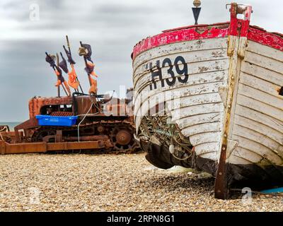 Das verlassene und beschädigte Fishihg-Boot verrottet am Kiesstrand von Aldeburgh, Suffolk, bietet eine malerische, wenn auch traurige Kulisse für diesen Teil der Stadt. Stockfoto