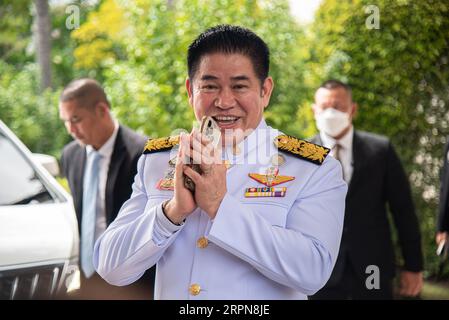 Bangkok, Thailand. September 2023. Thammanat Prompao, Minister für Landwirtschaft und Genossenschaften, kommt für ein Gruppenfotoshooting der neuen Kabinettsmitglieder im Regierungsgebäude in Bangkok an. Thailands König Maha Vajiralongkorn hat die neue thailändische Koalitionsregierung unter der Führung von Srettha Thavisin von der Phue Thai-Partei offiziell unterstützt. (Foto: Peerapon Boonyakiat/SOPA Images/SIPA USA) Credit: SIPA USA/Alamy Live News Stockfoto