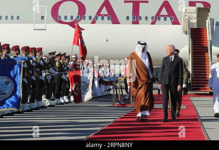 News Themen der Woche KW09 News Bilder des Tages 200224 -- TUNIS, 24. Februar 2020 Xinhua -- tunesischer Präsident Kais Saied R, Frontgespräche mit Besuch Katars Emir Sheikh Tamim bin Hamad Al-Thani am Tunis-Carthage International Airport in Tunis, Tunesien, am 24. Februar 2020. Tunesischer Vorsitz/Handout über Xinhua TUNESIEN-TUNIS-KATAR EMIR-BESUCH PUBLICATIONxNOTxINxCHN Stockfoto