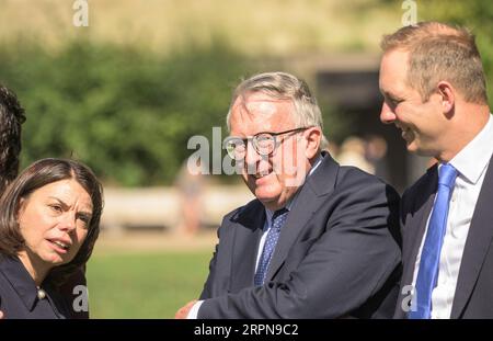 Jamie Stome (LibDem – Caithness, Sutherland und Easter Ross) mit Sarah Olney (Richmond Park) und Richard Foord (LibDem – Tiverton und Honit) Stockfoto