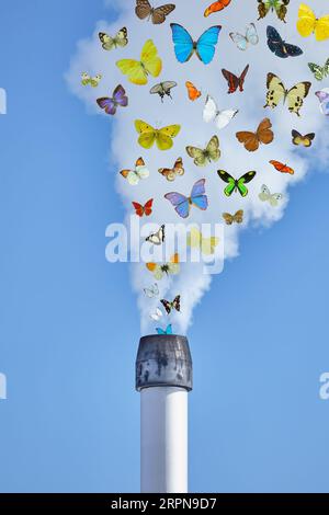 Konzept nachhaltiger Ressourcen mit Fabrikschornstein, der Dämpfe mit fliegenden Schmetterlingen abgibt Stockfoto