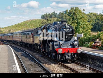 Dampfzug der ehemaligen British Railways Standard Class 4MT 2-6-0 Lok am Bahnhof Weybourne an der North Norfolk Railway Stockfoto