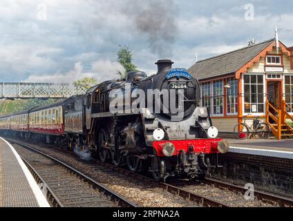 Dampfzug der ehemaligen British Railways Standard Class 4MT 2-6-0 Lok am Bahnhof Weybourne an der North Norfolk Railway Stockfoto