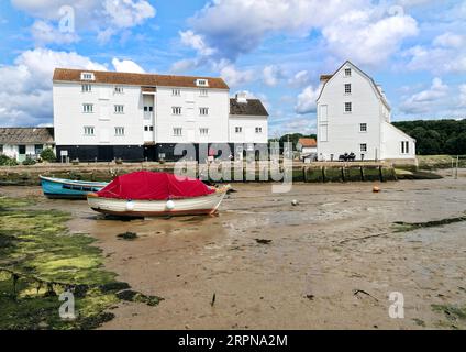 Die berühmte Gezeitenmühle in Woodbridge in Suffolk, die bei Ebbe an einem hellen Sommertag über den Schlamm des Hafens gesehen wird. Stockfoto