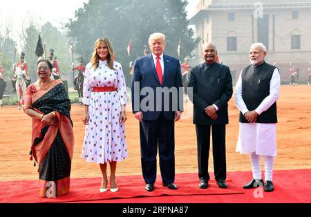 200225 -- NEW DELHI, 25. Februar 2020 Xinhua -- US-Präsident Donald Trump C und seine Frau Melania Trump 2nd L, indischer Präsident RAM Nath Kovind 2nd R und seine Frau Savita Kovind 1st L, und der indische Premierminister Narendra Modi posiert für ein Foto während des zeremoniellen Empfangs im indischen Präsidentenpalast in Neu-Delhi, Indien, am 25. Februar 2020. STR/Xinhua INDIA-NEW DELHI-MODI-TRUMP-RECEPTION PUBLICATIONxNOTxINxCHN Stockfoto