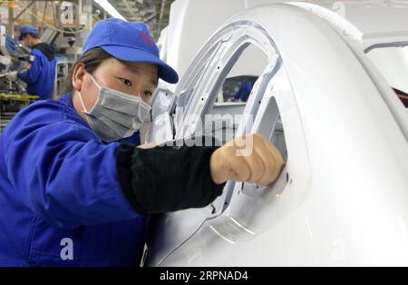 200225 -- XI AN, 25. Februar 2020 -- Arbeiter arbeiten am Fließband in einer Fabrik des Fahrzeugherstellers BYD Auto in Xi an, Provinz Shaanxi im Nordwesten Chinas, 25. Februar 2020. Das Xi an-Werk von BYD Auto hat die Produktion im Rahmen von Maßnahmen zur Prävention und Bekämpfung von Epidemien wieder aufgenommen. CHINA-SHAANXI-XI AN-BYD-PRODUCTION RESUMPTION CN LIUXXIAO PUBLICATIONXNOTXINXCHN Stockfoto