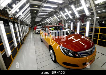 200225 -- XI AN, 25. Februar 2020 -- Arbeiter arbeiten am Fließband in einer Fabrik des Fahrzeugherstellers BYD Auto in Xi an, Provinz Shaanxi im Nordwesten Chinas, 25. Februar 2020. Das Xi an-Werk von BYD Auto hat die Produktion im Rahmen von Maßnahmen zur Prävention und Bekämpfung von Epidemien wieder aufgenommen. CHINA-SHAANXI-XI AN-BYD-PRODUCTION RESUMPTION CN LIUXXIAO PUBLICATIONXNOTXINXCHN Stockfoto