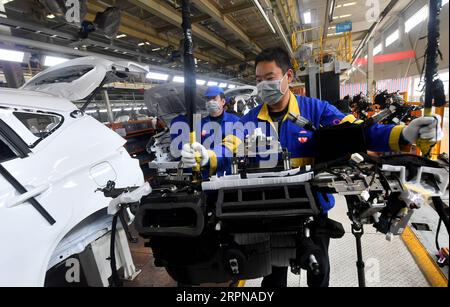 200225 -- XI AN, 25. Februar 2020 -- Arbeiter arbeiten am Fließband in einer Fabrik des Fahrzeugherstellers BYD Auto in Xi an, Provinz Shaanxi im Nordwesten Chinas, 25. Februar 2020. Das Xi an-Werk von BYD Auto hat die Produktion im Rahmen von Maßnahmen zur Prävention und Bekämpfung von Epidemien wieder aufgenommen. CHINA-SHAANXI-XI AN-BYD-PRODUCTION RESUMPTION CN LIUXXIAO PUBLICATIONXNOTXINXCHN Stockfoto