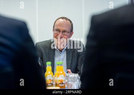 Besuch des Dresdner Unternehmens SOLARWATT anlässlich der Unterzeichnung des Beitritts Sachsen-Anhalts zum VERERBERNETZ durch Staatsminister Stockfoto