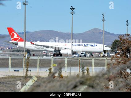 200225 -- ANKARA, 25. Februar 2020 Xinhua -- Ein Flugzeug der Turkish Airlines mit 132 Passagieren und Besatzungen aus Teheran des Iran kommt am Flughafen Esenboga in Ankara, Türkei, am 25. Februar 2020 an. Ein Flugzeug der Turkish Airlines, das von Teheran im Iran abfliegt und in Istanbul ankommen soll, wurde am Dienstag wegen des Verdachts auf eine COVID-19-Infektion in die türkische Hauptstadt Ankara umgeleitet, und Passagiere an Bord wurden unter Quarantäne gestellt. Foto von Mustafa Kaya/Xinhua TÜRKEI-ANKARA-COVID-19-FLUGZEUG PASSAGIERE-QUARANTÄNE PUBLICATIONxNOTxINxCHN Stockfoto