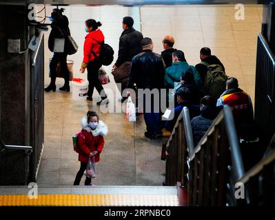 200226 -- PEKING, 26. Februar 2020 -- Wanderarbeiter kommen am Beijing West Railway Station in Peking, Hauptstadt von China, am 26. Februar 2020 an. Ein Sonderzug, der 470 Wanderarbeitnehmer von Chongqing nach Peking transportierte, war angekommen. CHINA-PEKING-WANDERARBEITNEHMER-RÜCKKEHR ZUR ARBEIT CN XINGXGUANGLI PUBLICATIONXNOTXINXCHN Stockfoto