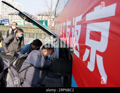 200226 -- PEKING, 26. Februar 2020 -- Wanderarbeiter bereiten sich auf den Bus vor, nachdem sie am Beijing West Railway Station in Peking, Hauptstadt von China, am 26. Februar 2020 angekommen sind. Ein Sonderzug, der 470 Wanderarbeitnehmer von Chongqing nach Peking transportierte, war angekommen. CHINA-PEKING-WANDERARBEITNEHMER-RÜCKKEHR ZUR ARBEIT CN ZHANGXCHENLIN PUBLICATIONXNOTXINXCHN Stockfoto