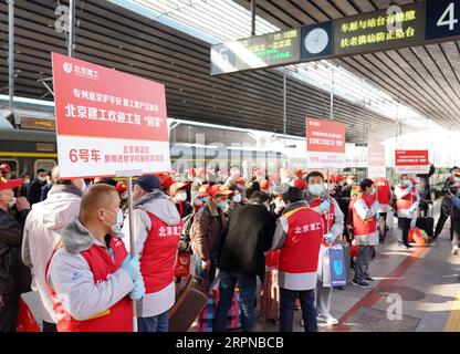200226 -- PEKING, 26. Februar 2020 -- Wanderarbeiter kommen am Beijing West Railway Station in Peking, Hauptstadt von China, am 26. Februar 2020 an. Ein Sonderzug, der 470 Wanderarbeitnehmer von Chongqing nach Peking transportierte, war angekommen. CHINA-PEKING-WANDERARBEITNEHMER-RÜCKKEHR ZUR ARBEIT CN ZHANGXCHENLIN PUBLICATIONXNOTXINXCHN Stockfoto