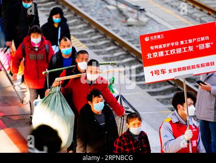 200226 -- PEKING, 26. Februar 2020 -- Wanderarbeiter kommen am Beijing West Railway Station in Peking, Hauptstadt von China, am 26. Februar 2020 an. Ein Sonderzug, der 470 Wanderarbeitnehmer von Chongqing nach Peking transportierte, war angekommen. CHINA-PEKING-WANDERARBEITNEHMER-RÜCKKEHR ZUR ARBEIT CN XINGXGUANGLI PUBLICATIONXNOTXINXCHN Stockfoto